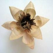 Handgearbeitete Blume aus Naturmaterial. TYP11
